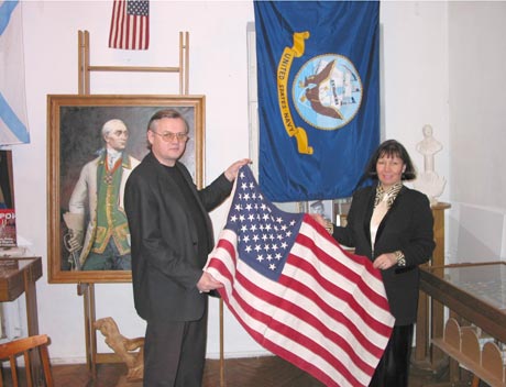 Представитель Русского Культурного Центра Бостона передает американский флаг в музей