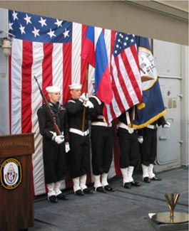 Вынос государственных флагов  России  и США